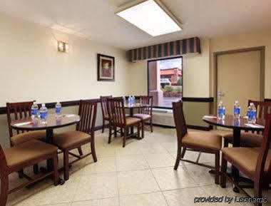 Super 8 By Wyndham Huntersville/Charlotte Area Restoran gambar